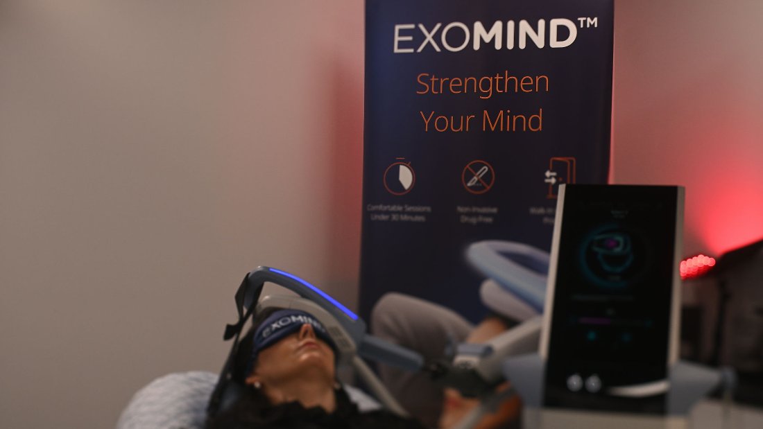 The EXOMIND console guiding a session in the Beata treatment room